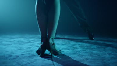 夫妇腿跳舞探戈阶段舞者脚执行拉丁跳舞黑暗